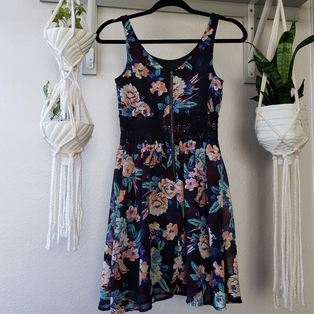 Foral Lace Dress - Picture 4 of 4
